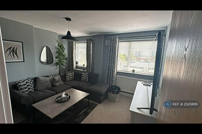 2 Bedroom Flat To Rent In Redmires Court, Salford, M5