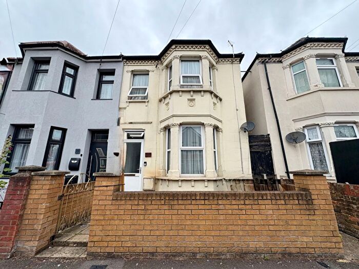 3 Bedroom Semi-Detached House For Sale In Regina Road, Southall, UB2