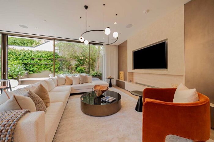 3 Bedroom Flat To Rent In St. Mary Abbots Place, London, W8