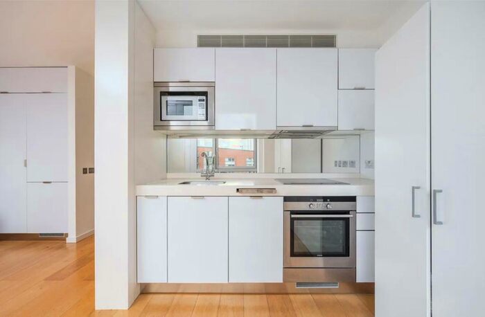 Studio To Rent In Ontario Tower, Fairmont Avenue, Blackwall, Canary Wharf, London, E14