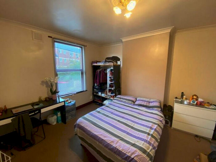 2 Bedroom House To Rent In Pennington Terrace, Leeds, LS6