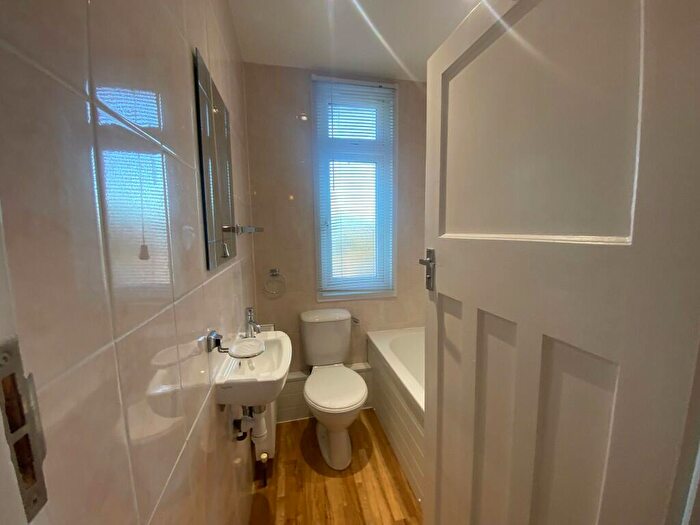 1 Bedroom Flat To Rent In Hart Road, Benfleet, Essex, SS7