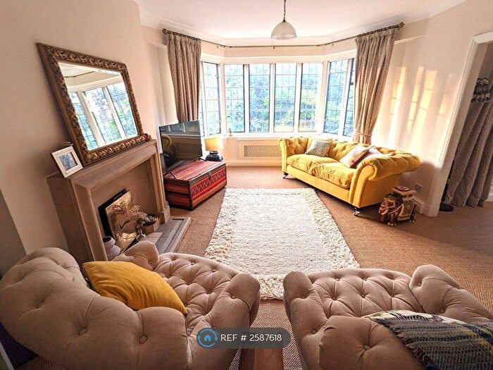 3 Bedroom Flat To Rent In Manor Fields, Putney, SW15