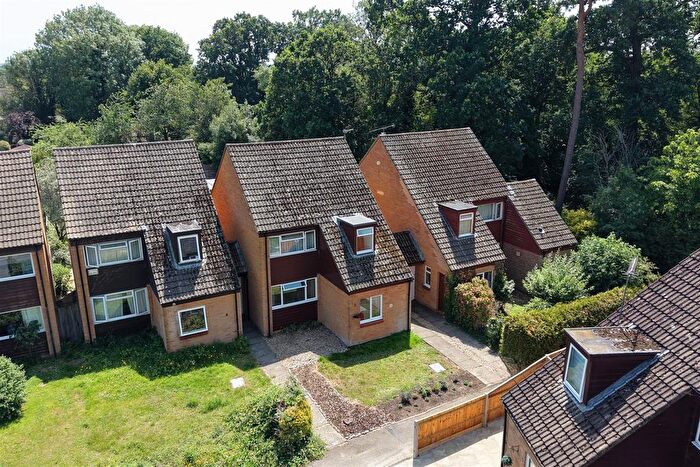 3 Bedroom Link Detached House For Sale In Sandhills Way, Calcot, Reading, RG31