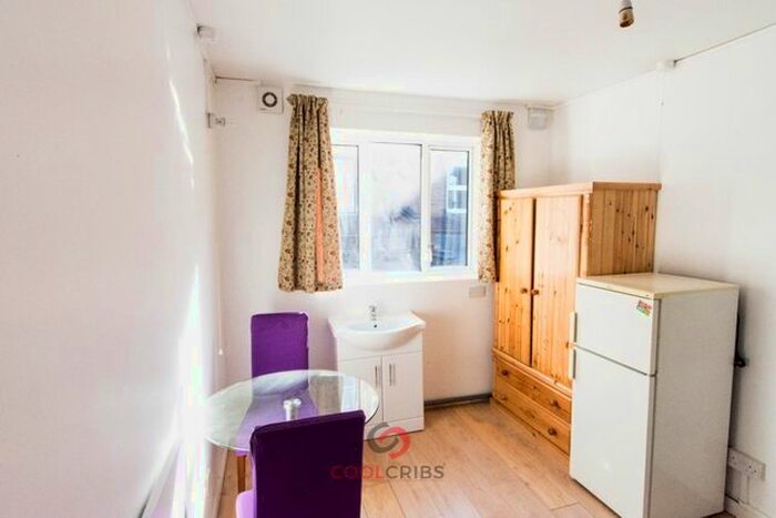 Studio To Rent In Holloway Road, Islington, London N7
