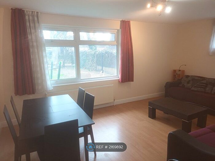 3 Bedroom Flat To Rent In Haggerston, London, E8