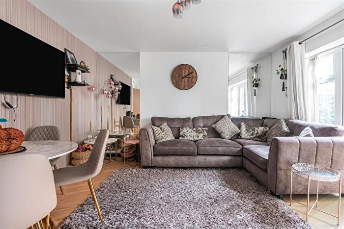 2 Bedroom Flat For Sale In Jupiter Court, Slough, SL1