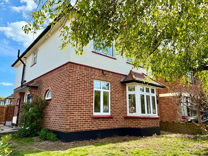 2 Bedroom Flat For Sale In Woodgrange Drive, Thorpe Bay, Essex, SS1