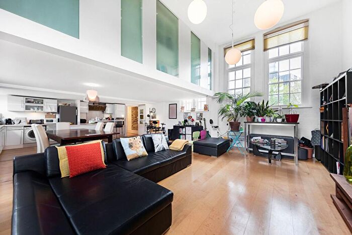 4 Bedroom Flat To Rent In Battersea Park Road, Battersea, London, SW11