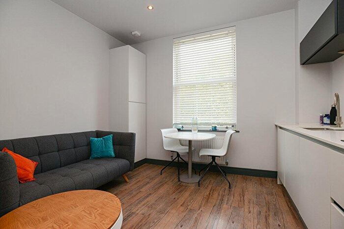 1 Bedroom Flat To Rent In Waverley Street, Nottingham, Nottinghamshire, NG7