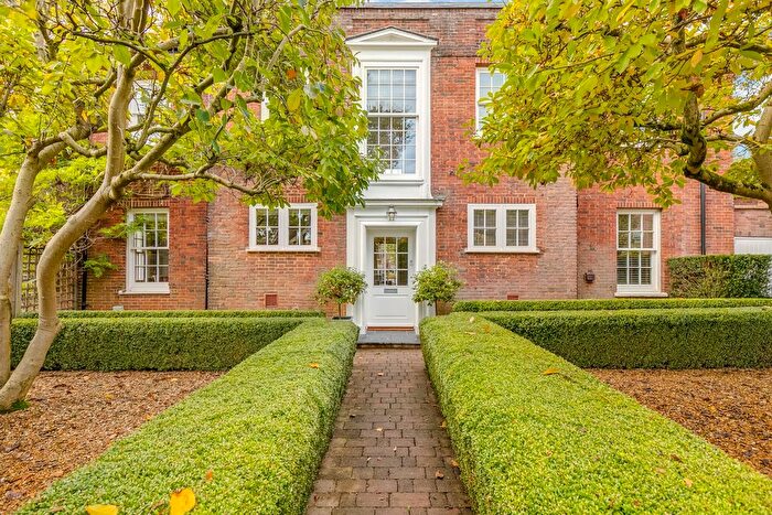 5 Bedroom Detached House For Sale In Parkway, West Side, Welwyn Garden City, Hertfordshire, AL8