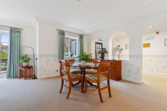 2 Bedroom Flat For Sale In Cremorne Place, Petersfield, GU32
