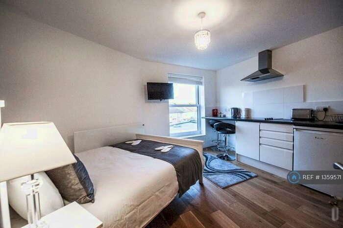 1 Bedroom Flat To Rent In High Road, Loughton, IG10