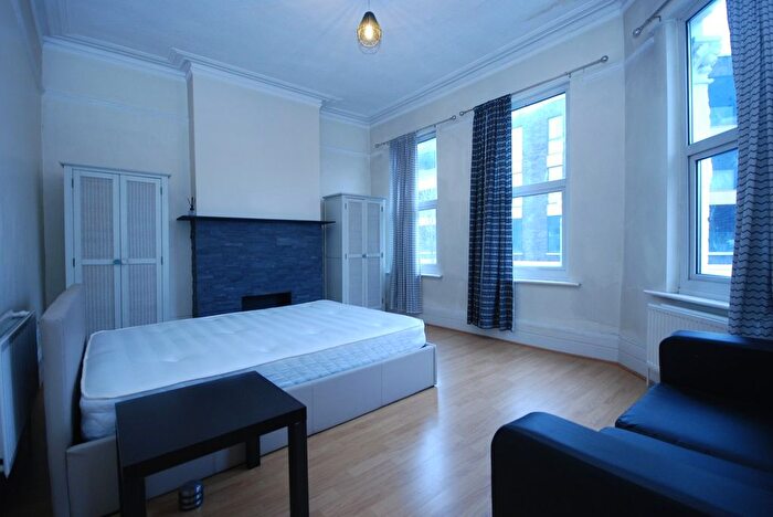 2 Bedroom Flat To Rent In Falcon Road, London, SW11