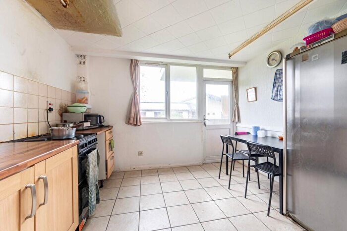 2 Bedroom Flat For Sale In Linthorpe Avenue, Wembley, HA0