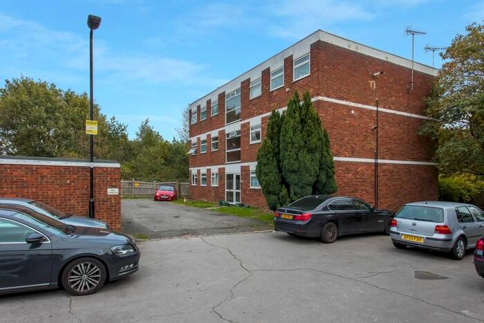 2 Bedroom Flat To Rent In Andover Close, Greenford, UB6