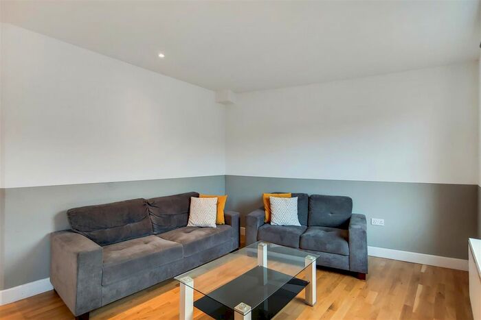 3 Bedroom Flat To Rent In Fulham Palace Road, London, W6