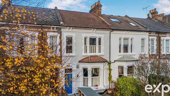 2 Bedroom Flat For Sale In Trinity Road, London, N22