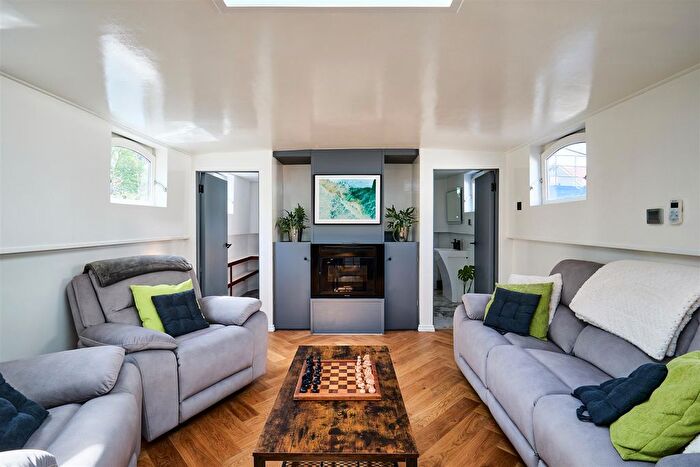 3 Bedroom Houseboat To Rent In Ham Wharf, Brentford, TW8
