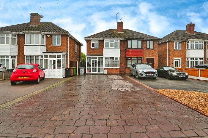 3 Bedroom Semi-Detached House For Sale In Ronald Grove, Birmingham, B36