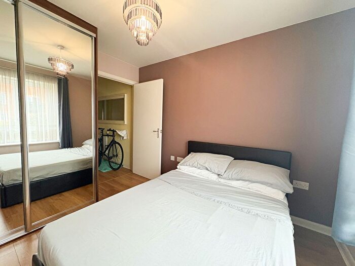 1 Bedroom Flat For Sale In Featherstone Road, Southall, UB2