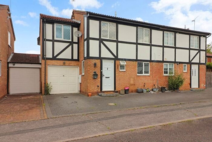 4 Bedroom Semi-Detached House For Sale In Beanley Close, Luton, Bedfordshire, LU2