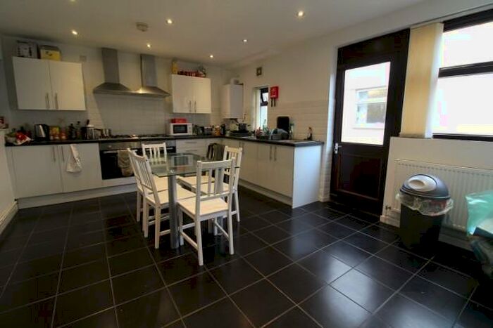 7 Bedroom Terraced House To Rent In Thesiger Street - Cardiff, CF24
