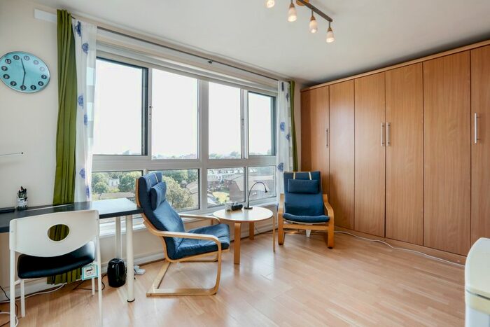 Studio To Rent In Warwick Drive, London, SW15