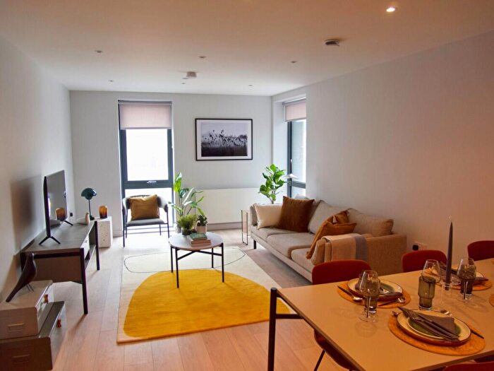 3 Bedroom Apartment To Rent In Solasta Riverside, Clyde Place, Glasgow, G5