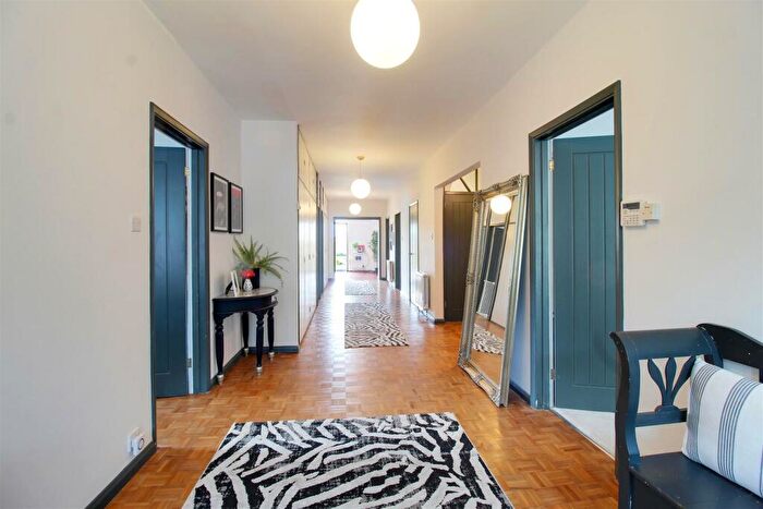 4 Bedroom Detached House To Rent In Great North Road, Brookmans Park, AL9