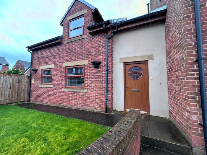 2 Bedroom Flat To Rent In Brandon Court, Outwood, Wakefield, WF1