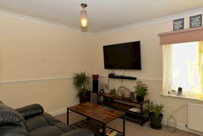 2 Bedroom Flat To Rent In Millbrook Road West Southampton, SO15