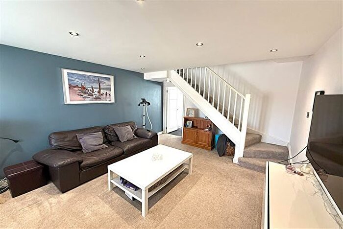 2 Bedroom End Of Terrace House To Rent In Lyminton Lane, Rotherham, S60