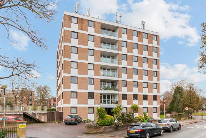 3 Bedroom Flat For Sale In Queens Ride, London, SW13