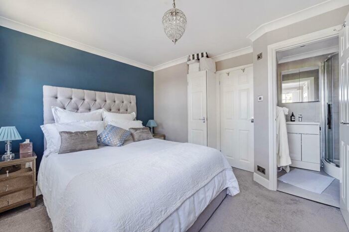2 Bedroom Flat For Sale In Sunningdale, Berkshire, SL5