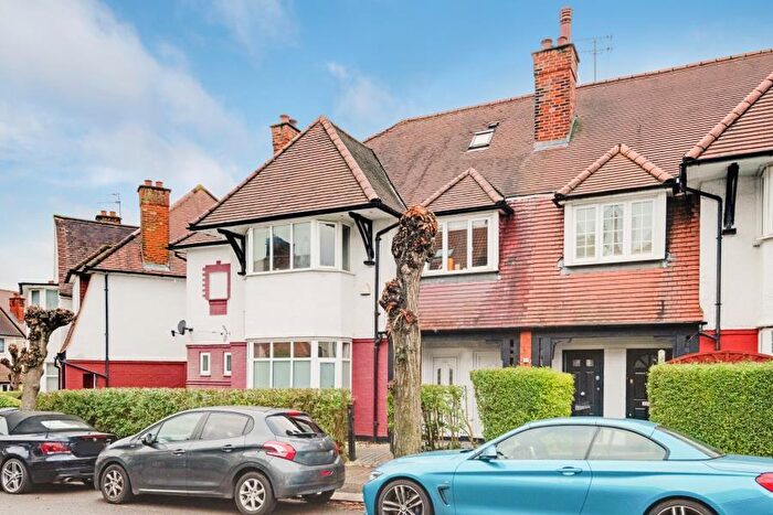 2 Bedroom Apartment To Rent In , Clifton Gardens, NW11