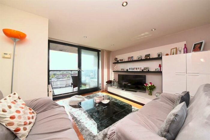 2 Bedroom Flat To Rent In Kingsway, N12