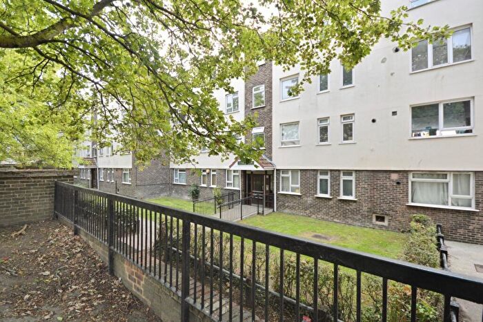 2 Bedroom Flat To Rent In Humber Crescent, Rochester, Kent, ME2
