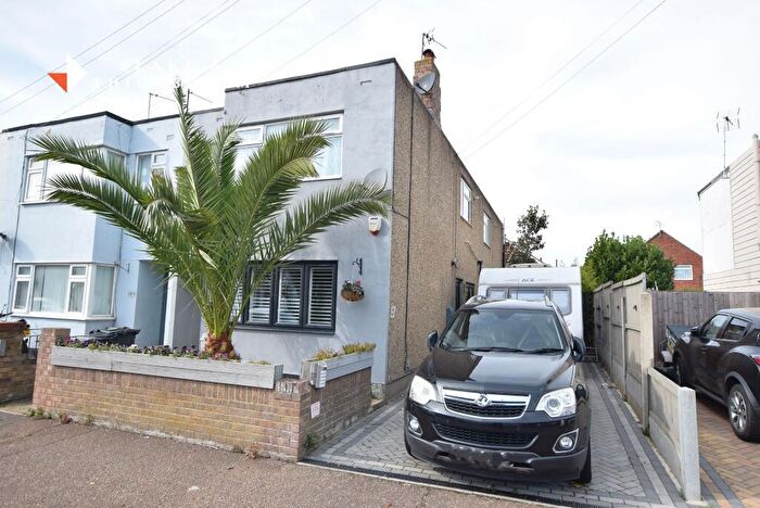 2 Bedroom Maisonette For Sale In Dudley Road, Clacton-on-Sea, Essex, CO15