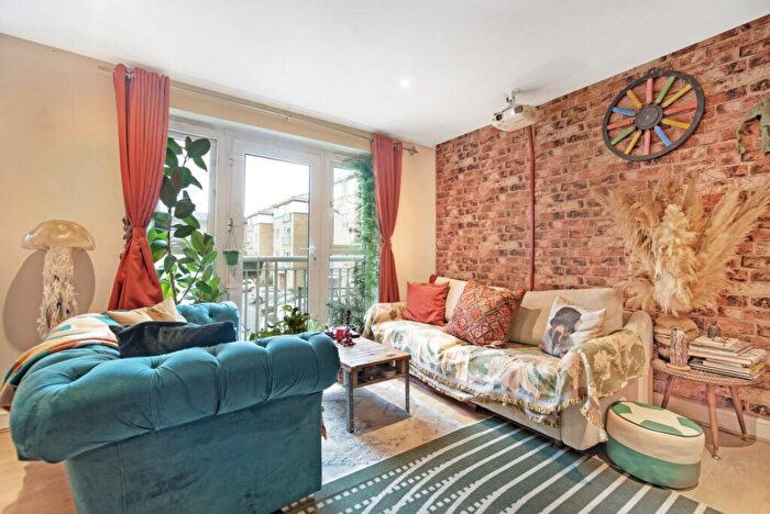 2 Bedroom Flat To Rent In Morton Close, Tower Bridge, E1