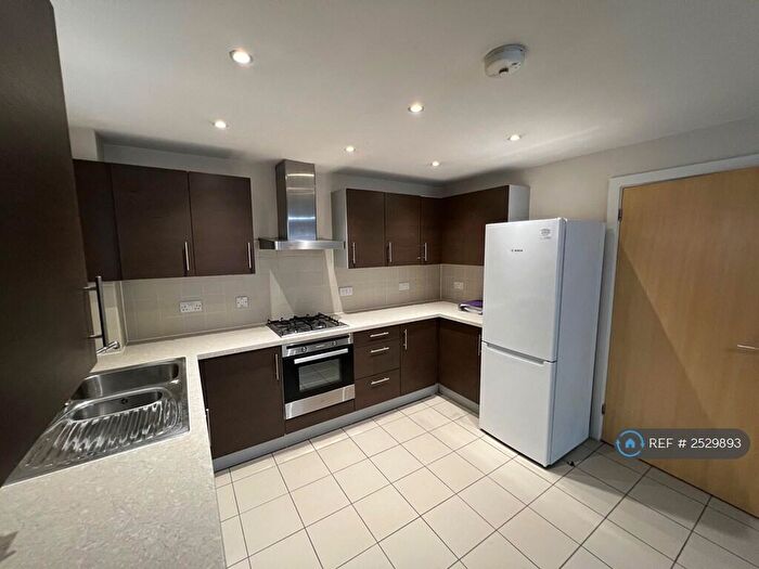 2 Bedroom Flat To Rent In Whitewood House, Surbiton, KT6