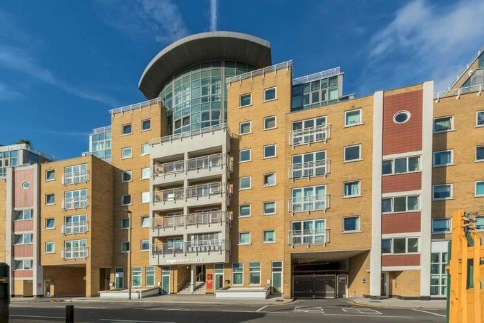 2 Bedroom Flat To Rent In Lombard Road, London, SW11