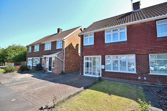 3 Bedroom Semi-Detached House For Sale In Lynton Close, Isleworth, TW7