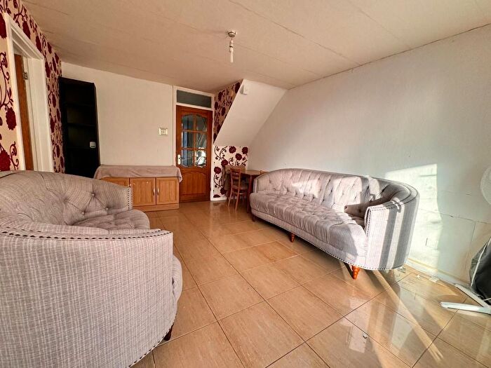 4 Bedroom Flat To Rent In Tenbury Close, Forest Gate, Romford Road, East London, London, E7