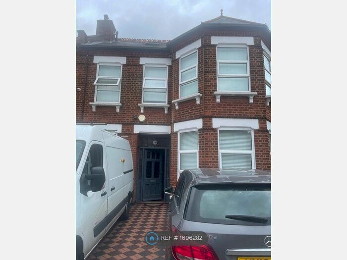 1 Bedroom Flat To Rent In Rear, London, NW2