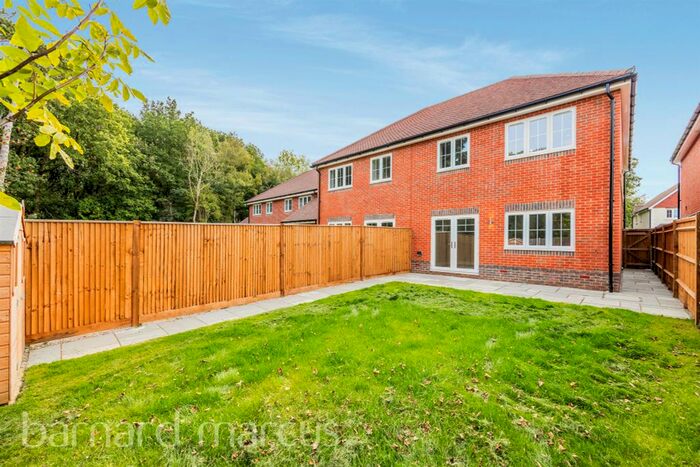 3 Bedroom Semi-Detached House For Sale In Whyteleafe Road, Caterham, CR3