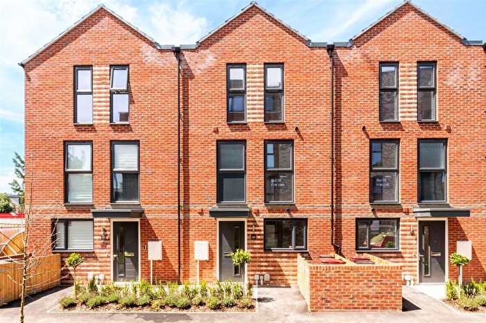 4 Bedroom Town House For Sale In Carters Close, Reading, RG1
