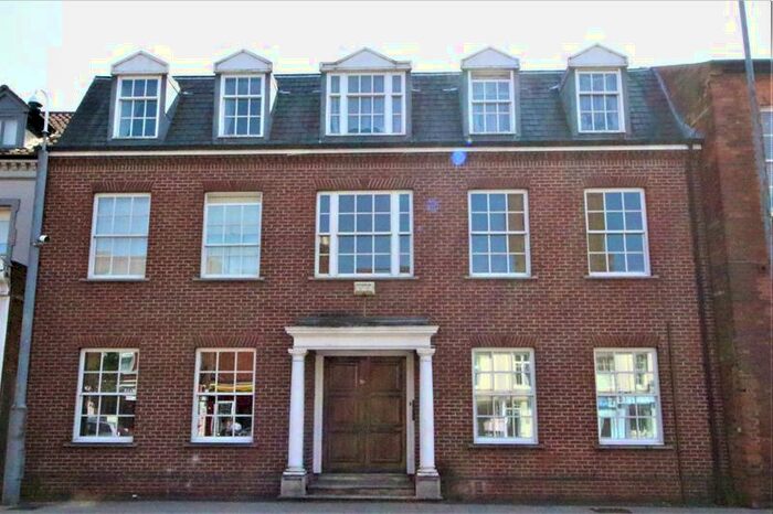 2 Bedroom Flat To Rent In The Crescent, MK40