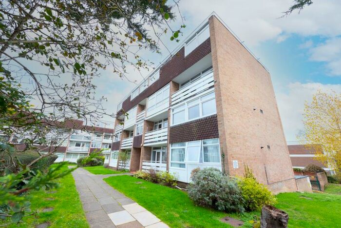 3 Bedroom Flat To Rent In Woking, Surrey, GU22