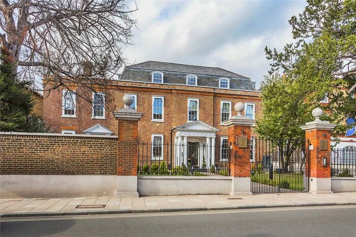 3 Bedroom Flat To Rent In The Limes, Mortlake High Street, Mortlake, London, SW14